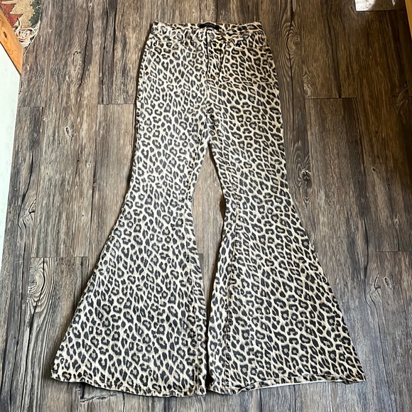Judy Blue Cool Cat Leopard Print Fit and Flare Jeans - Picture 2 of 13